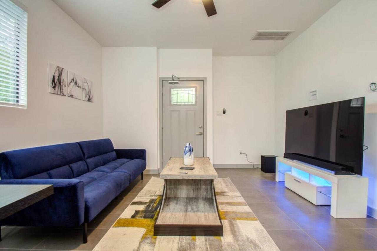Modern 2 Bedroom 2 Bathroom Near Downtown Holiday home Houston