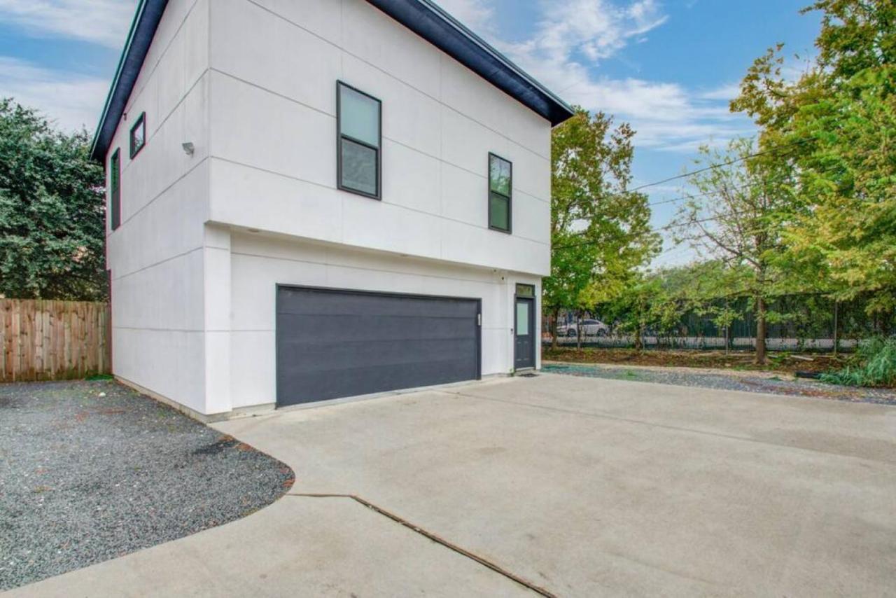 Holiday home Modern 2 Bedroom 2 Bathroom Near Downtown *