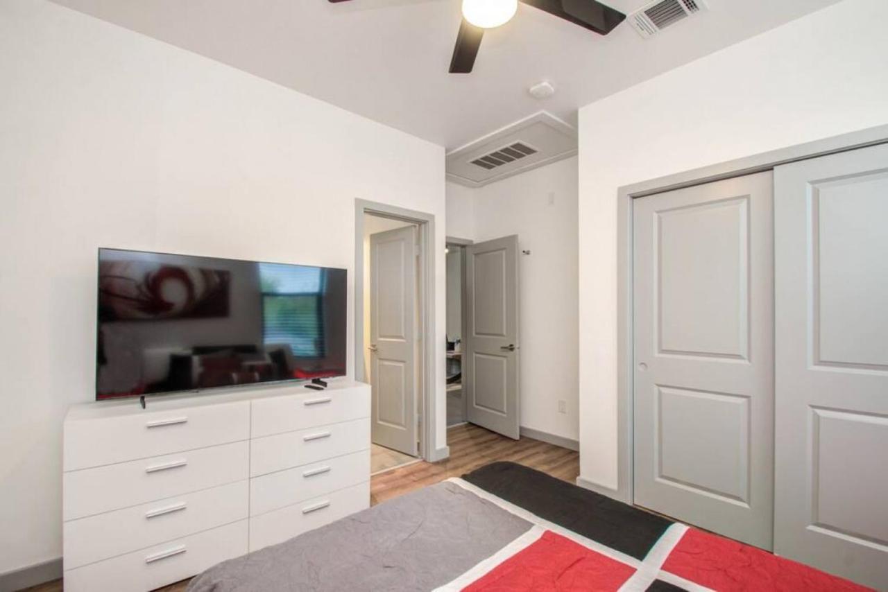 Modern 2 Bedroom 2 Bathroom Near Downtown