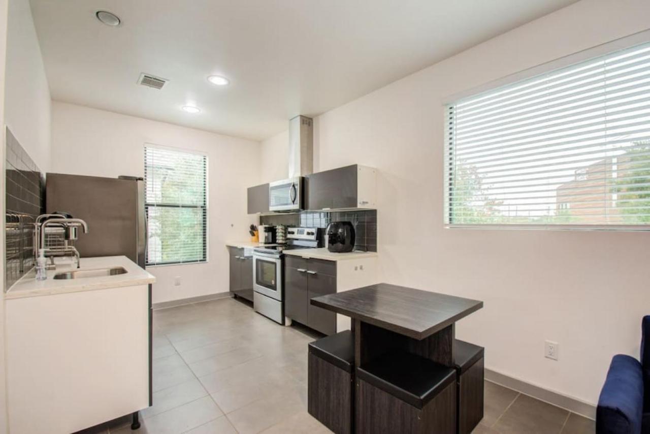 Holiday home Modern 2 Bedroom 2 Bathroom Near Downtown *