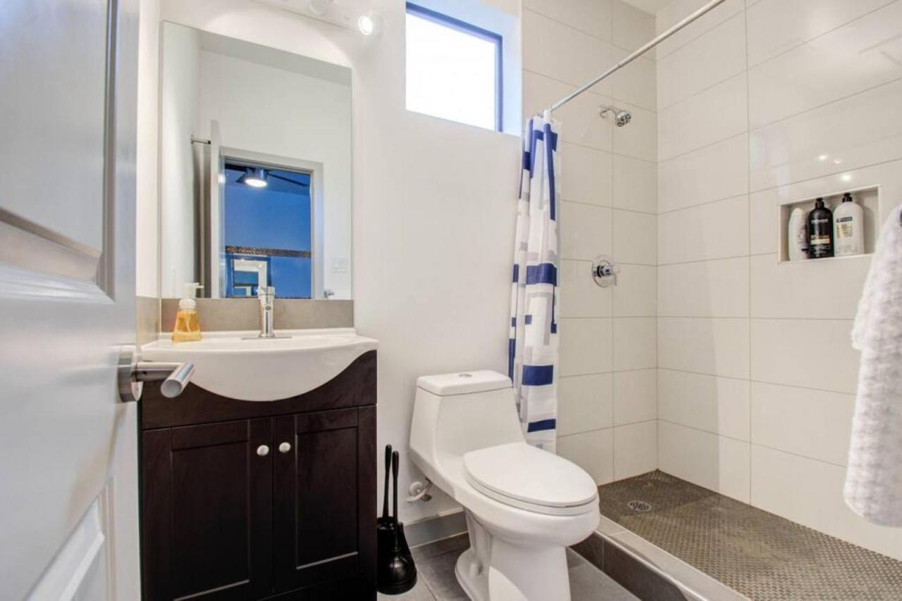 Modern 2 Bedroom 2 Bathroom Near Downtown *