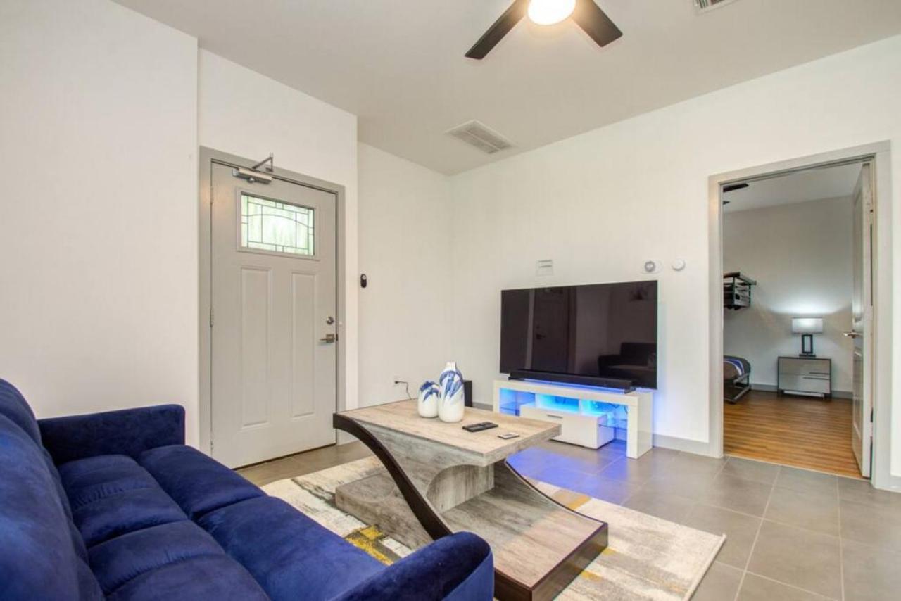 Modern 2 Bedroom 2 Bathroom Near Downtown