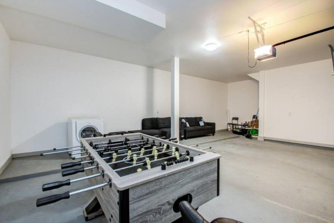 Modern 2 Bedroom 2 Bathroom Near Downtown *
