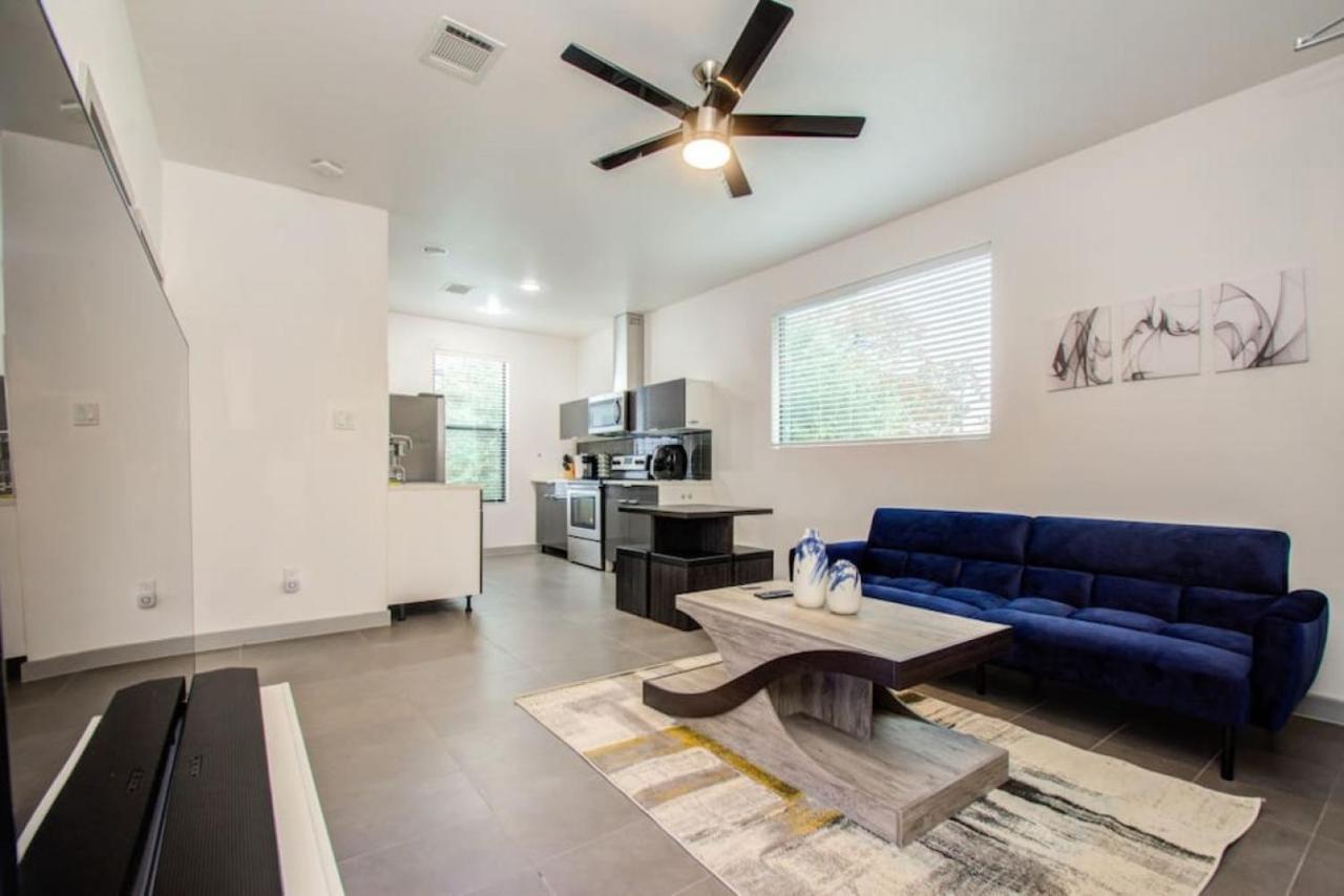 Modern 2 Bedroom 2 Bathroom Near Downtown