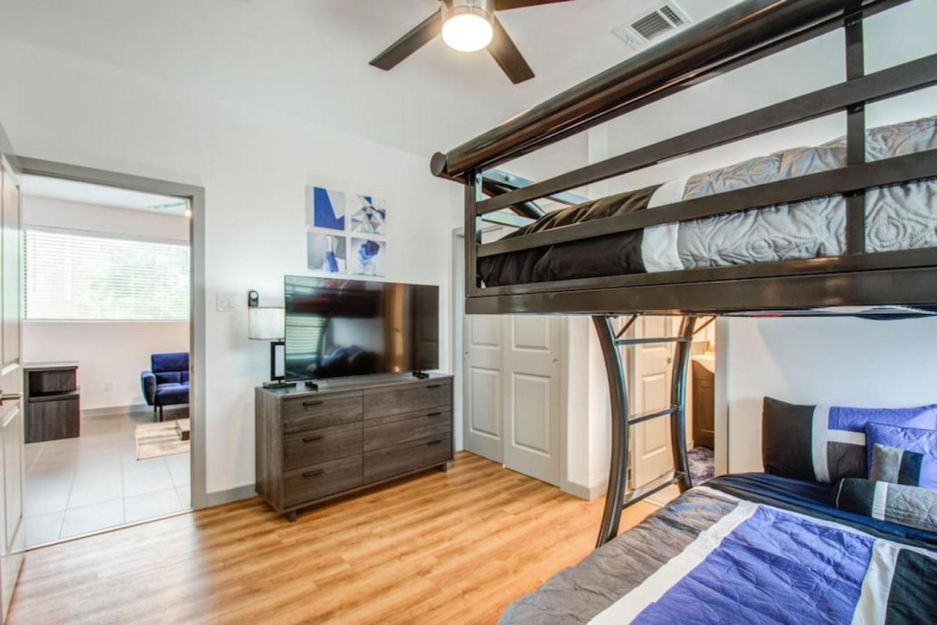 Modern 2 Bedroom 2 Bathroom Near Downtown Holiday home *