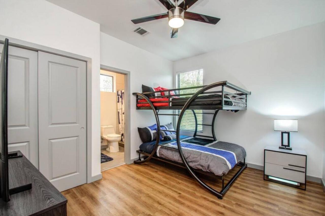 Modern 2 Bedroom 2 Bathroom Near Downtown Holiday home